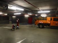 Reinigingswerken in een ondergrondse parking