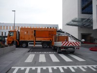 Grondzuigwagen ingezet voor bijstand bij het verplanten van bomen in de luchthaven van Zaventem